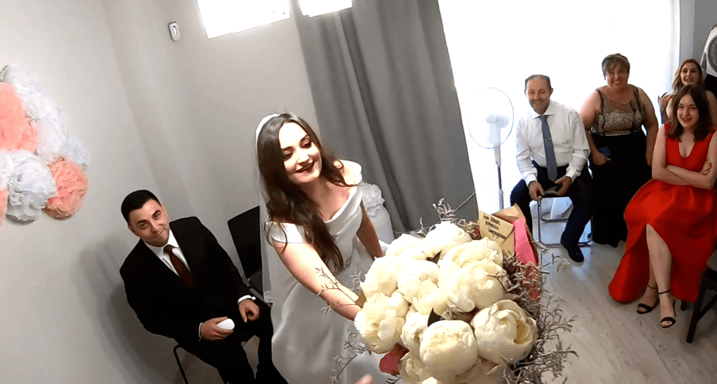 Entrega de ramo de flores a novia en Barcelona