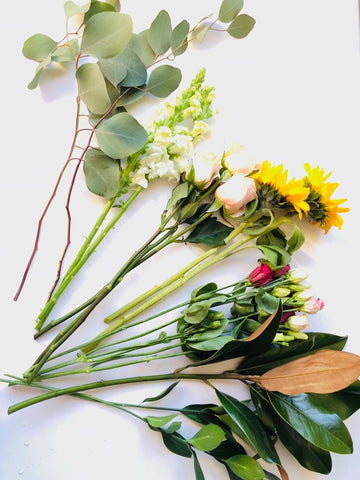 Flores variadas. Lisianthus, girasol, rosas y eucalipto.