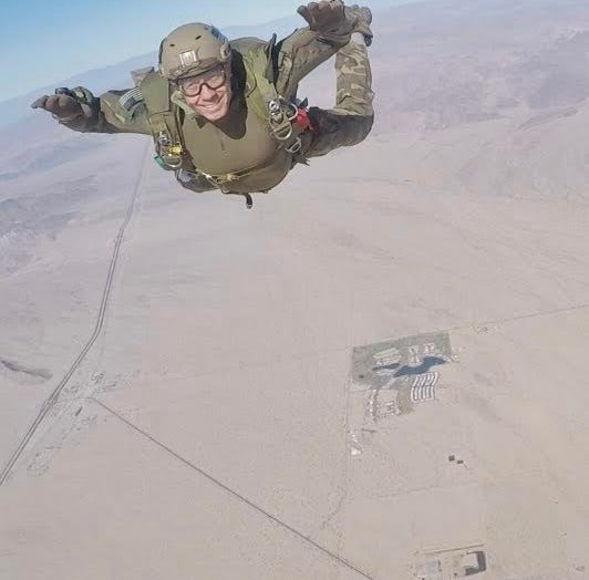 Derek Mensen skydiving military