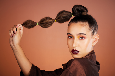 woman holding bubble braid in hand