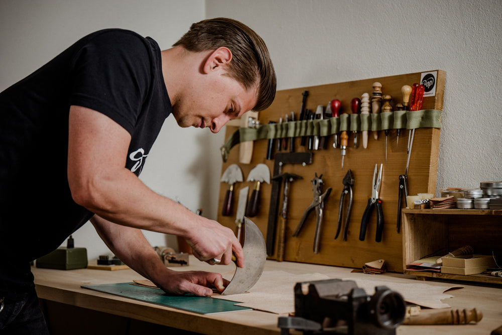 oldpassion werkstatt sattlerei roman buri handarbeit portemonnaie komplett von hand gefertigt aus pflanzlichem Leder