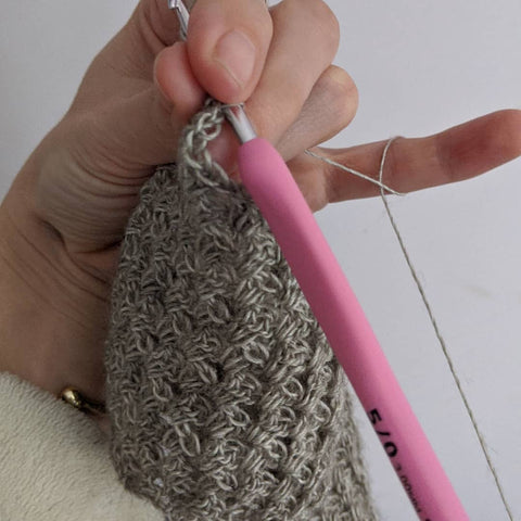 tensioning finer yarn by wrapping around your pinky finger
