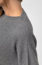 Dettaglio collo in sovrapposta del maglione over a maglia inglese in eco cashmere.