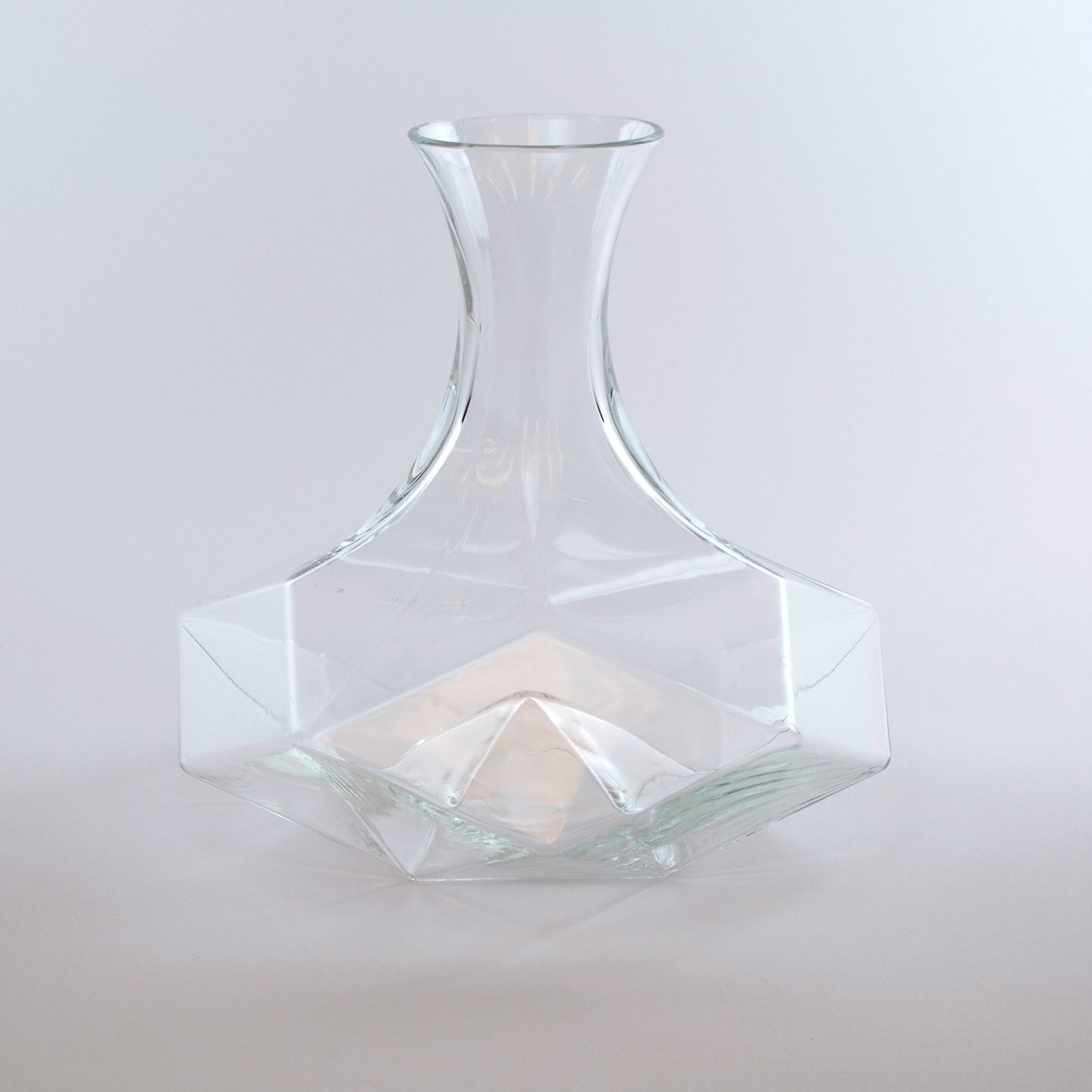 https://cdn.shopify.com/s/files/1/1600/9217/products/Gem-Cut-Decanter-Product_1600x.jpg?v=1595811954