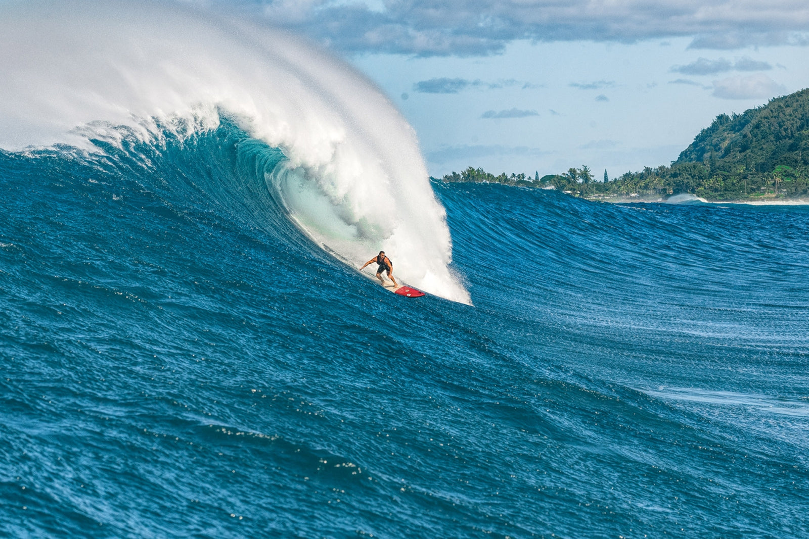When not cleaning up the harbors around his home island, or working with wood in his North Shore shop, Wilkinson’s busy paddling into what O‘ahu’s outer reefs have on offer. Photo: Jean Louis de Heeckeren.