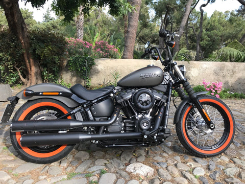 Die Reifen sind weiß, orange und weiß mit Harley Davidson