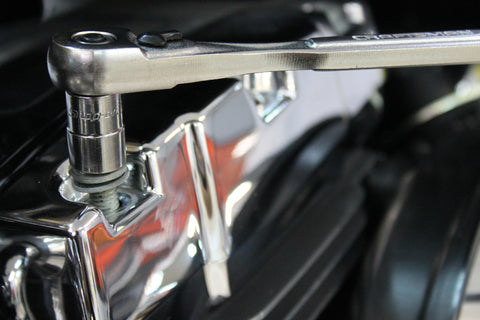 Ziehen Sie die Schrauben der Harley-Davidson-Kipphebelabdeckung fest