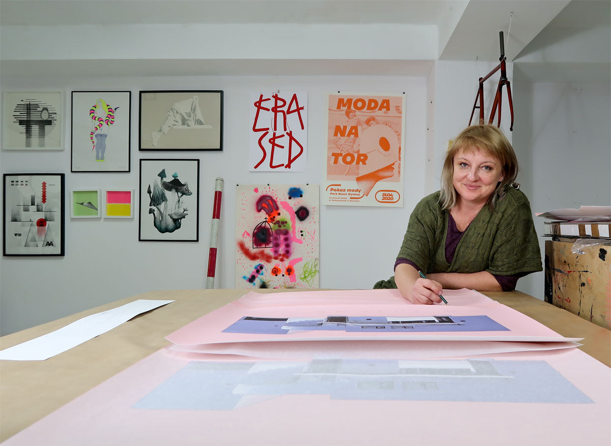 maria kiesner podpisuje serigrafię, sitodruk, silkscreen, siebdruck, modernizm, modernist architecture, socmodernizm
