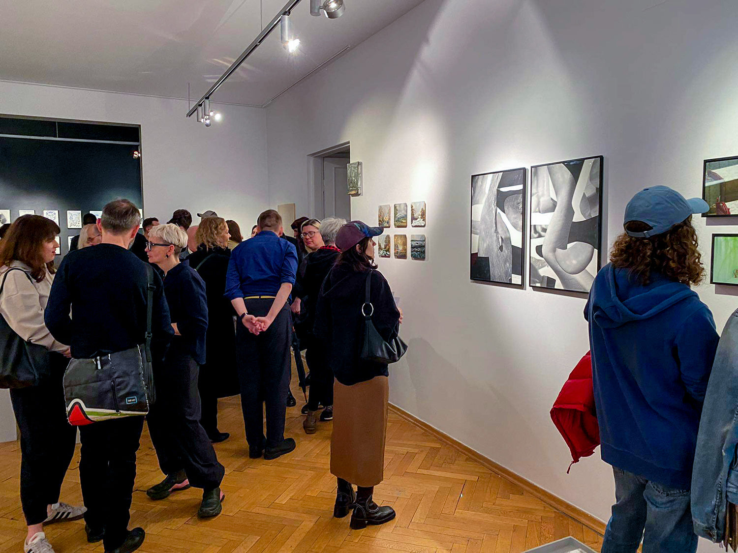 widok wystawy ZNAK WODNY w galerii Biuro Wystaw w Warszawie, fot. Zuza Stadnik, dzięki uprzejmości Fundacji Polskiej Sztuki Nowoczesnej, Kwiaciarnia Grafiki