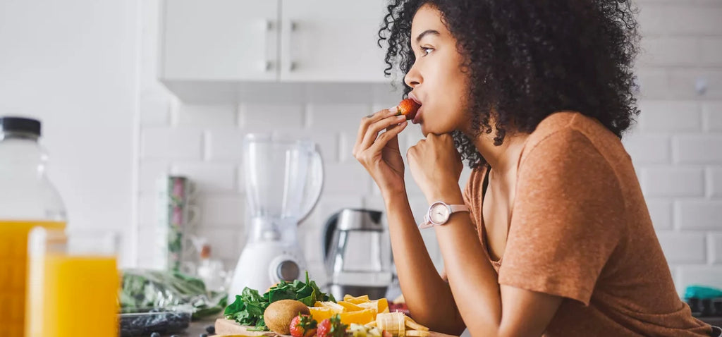 Wanita sedang sarapan