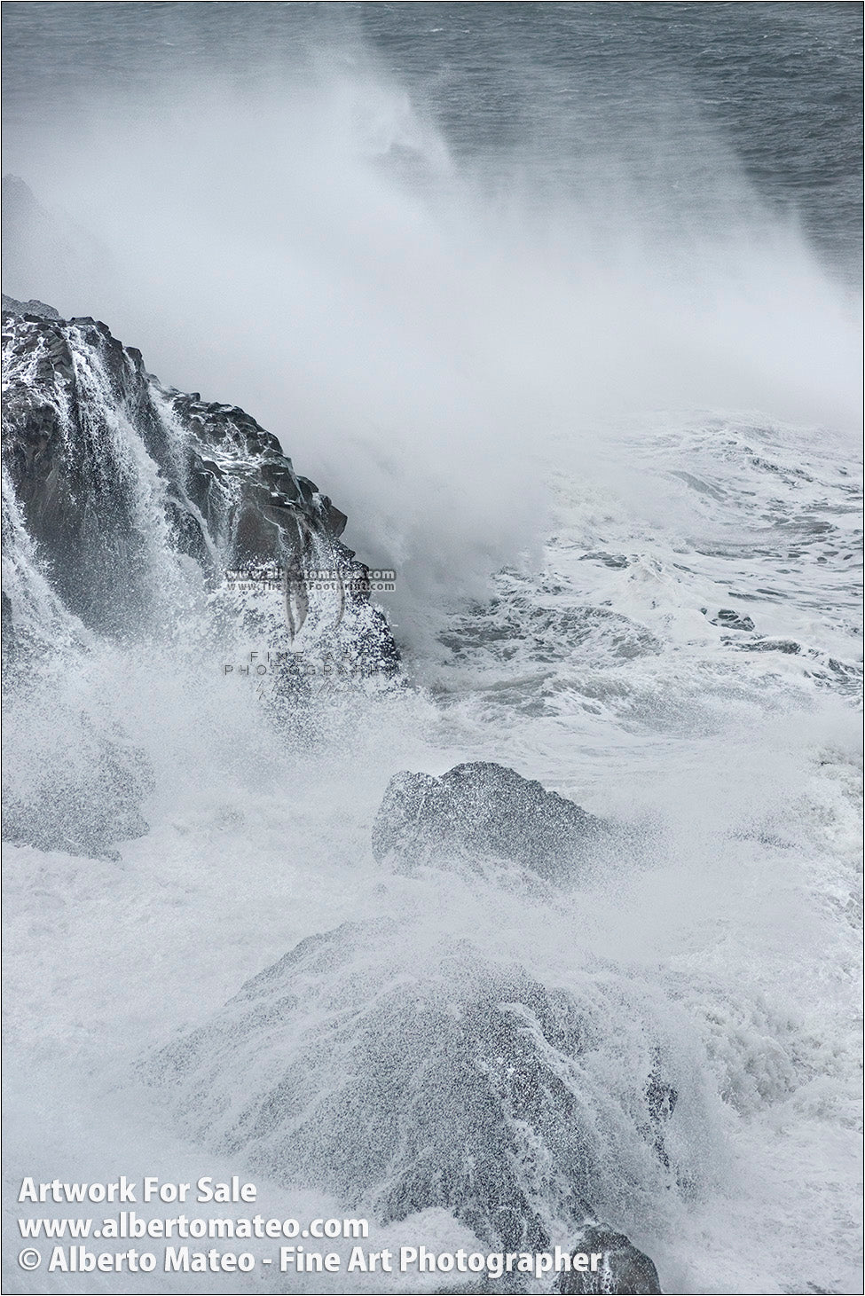 Breaking-waves-Dyorhaley-Iceland-05