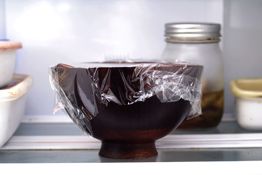 Avoid keeping wooden tableware in the refrigerator for long time.