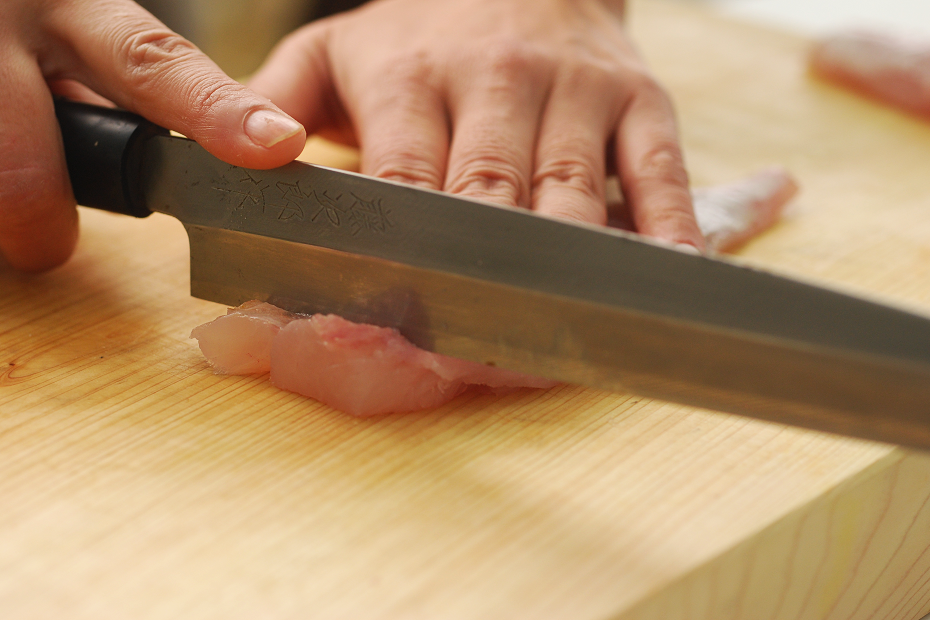 Insert the bottom edge in sashimi and pull the knife slowly toward yourself.