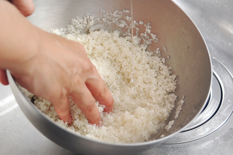 Wash the milled rice in water. Do not use too much force, but stir the rice by hand and wash it under running water.