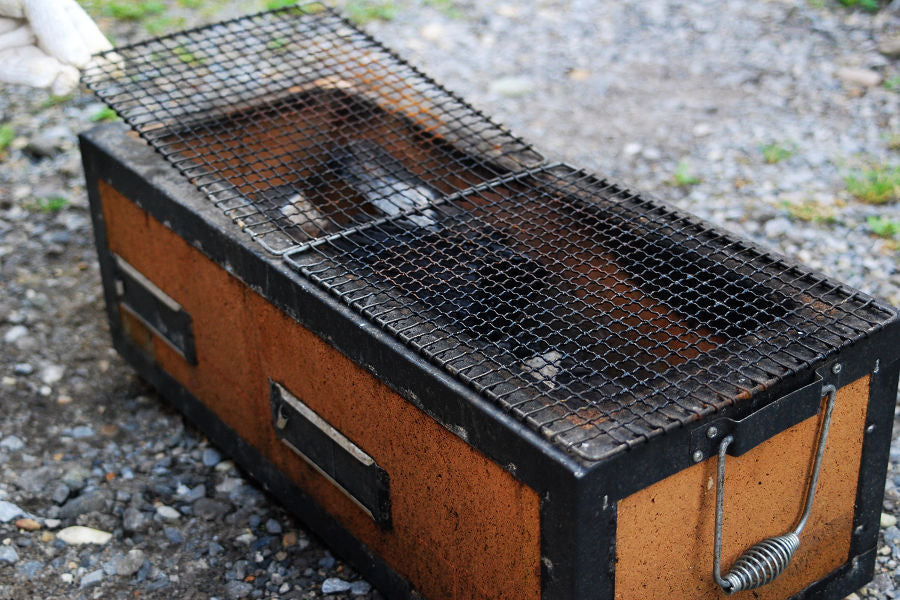 Diatomaceous earth stoves are used for grilling food on a net placed over a fire made by charcoal or other materials.