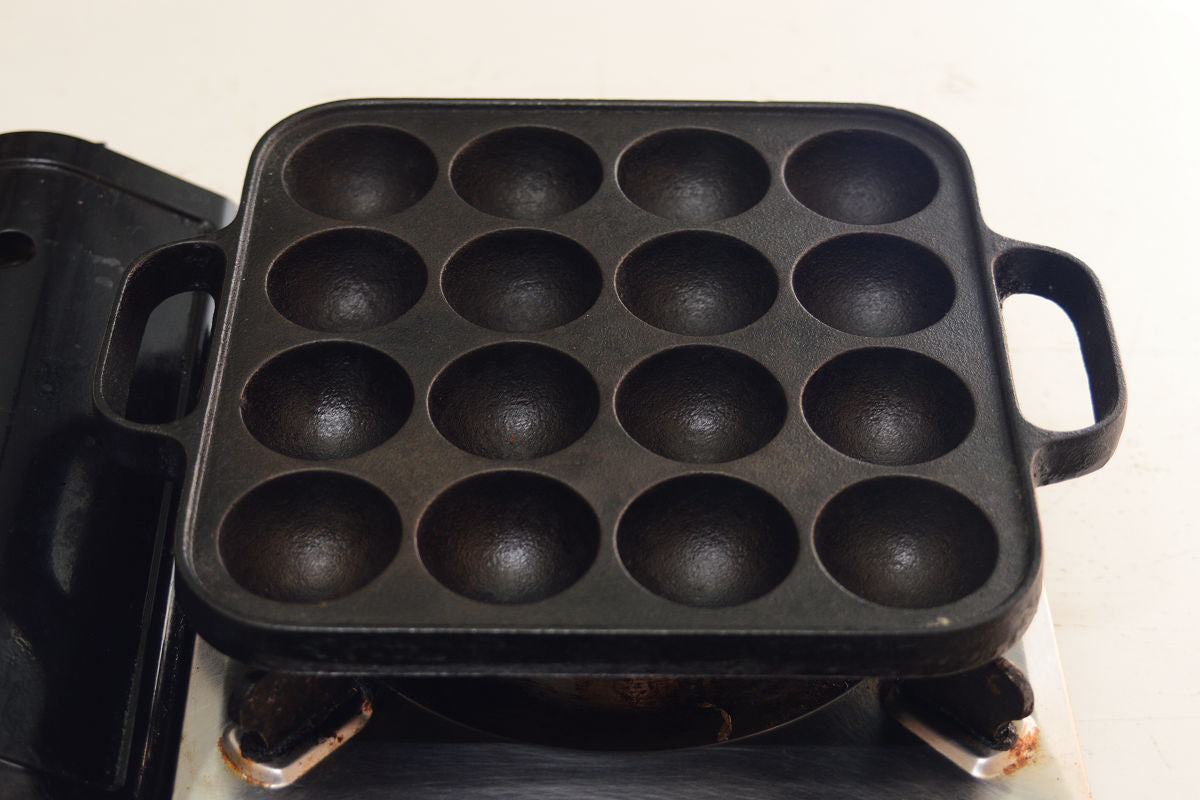 In addition to making takoyaki, takoyaki cookers are useful for making Halloween cakes and other treats, ajijos, and Spanish omelets.