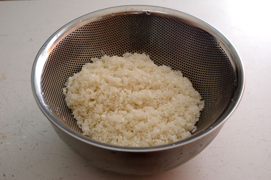 Place the washed rice in a colander and leave it for 5 minutes to drain thoroughly.