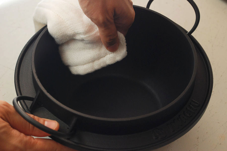 Enamel coated iron pots should be wiped dry with a cloth after washing. 