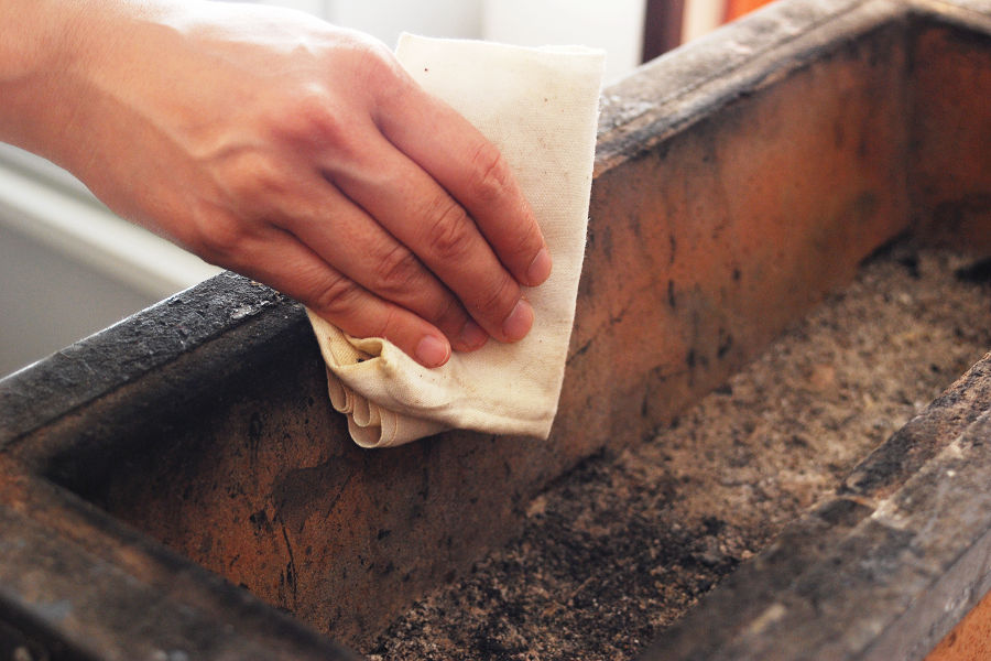 Never wash diatomaceous earth stoves in water, as they will absorb excessive amounts of water and become brittle.