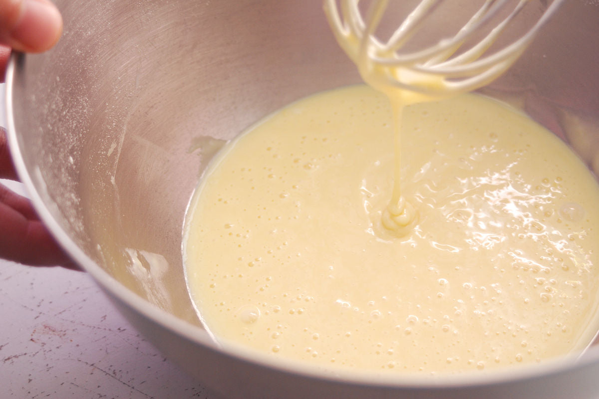 Put the pancake mix into a bowl, add the eggs and milk, and mix well with a whisk.。