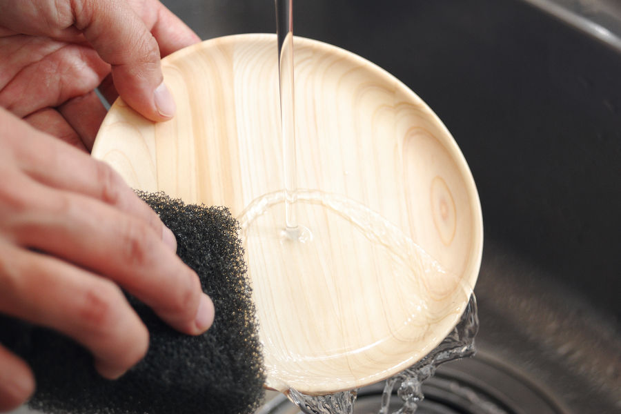 Wash wooden dishes immediately under running water after use.