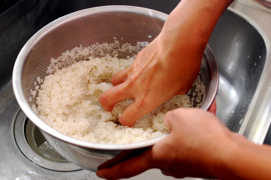 Wash rice with the bowl. It can also drain rice well.