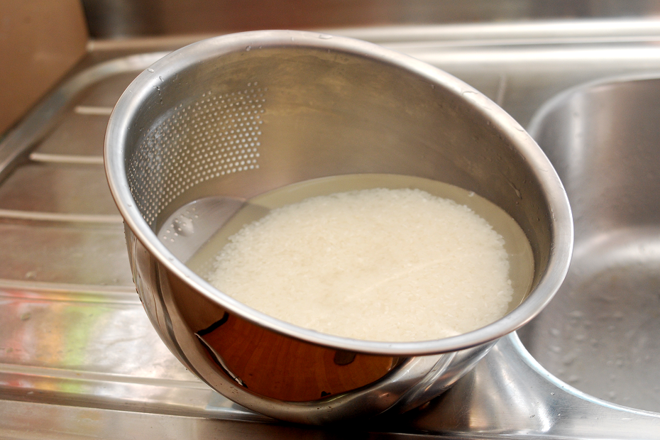If you tilt the bowl, you can soak rice in the water. 