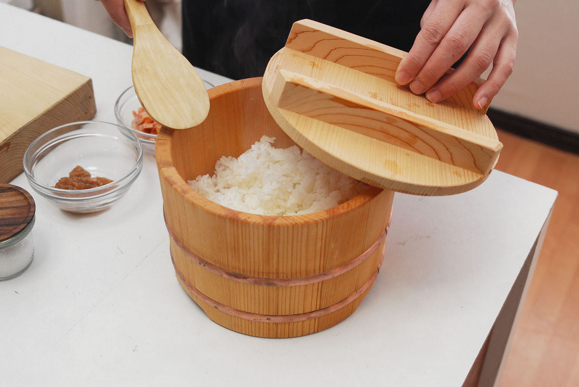 To preserve cooked rice, “Ohitsu” (wooden rice container) is recommended. It can keep cooked rice in good condition.