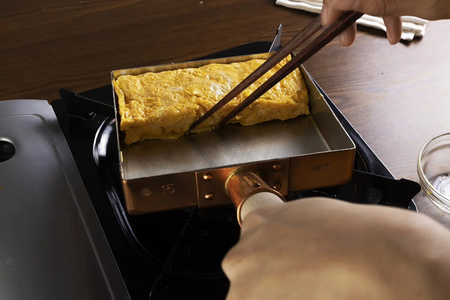 Rolling the tamagoyaki