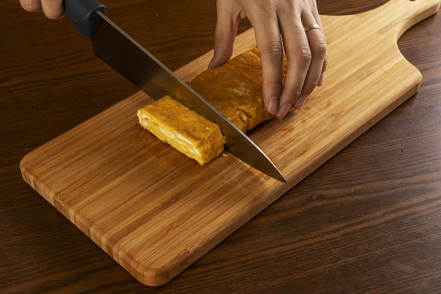 Cutting the tamagoyaki