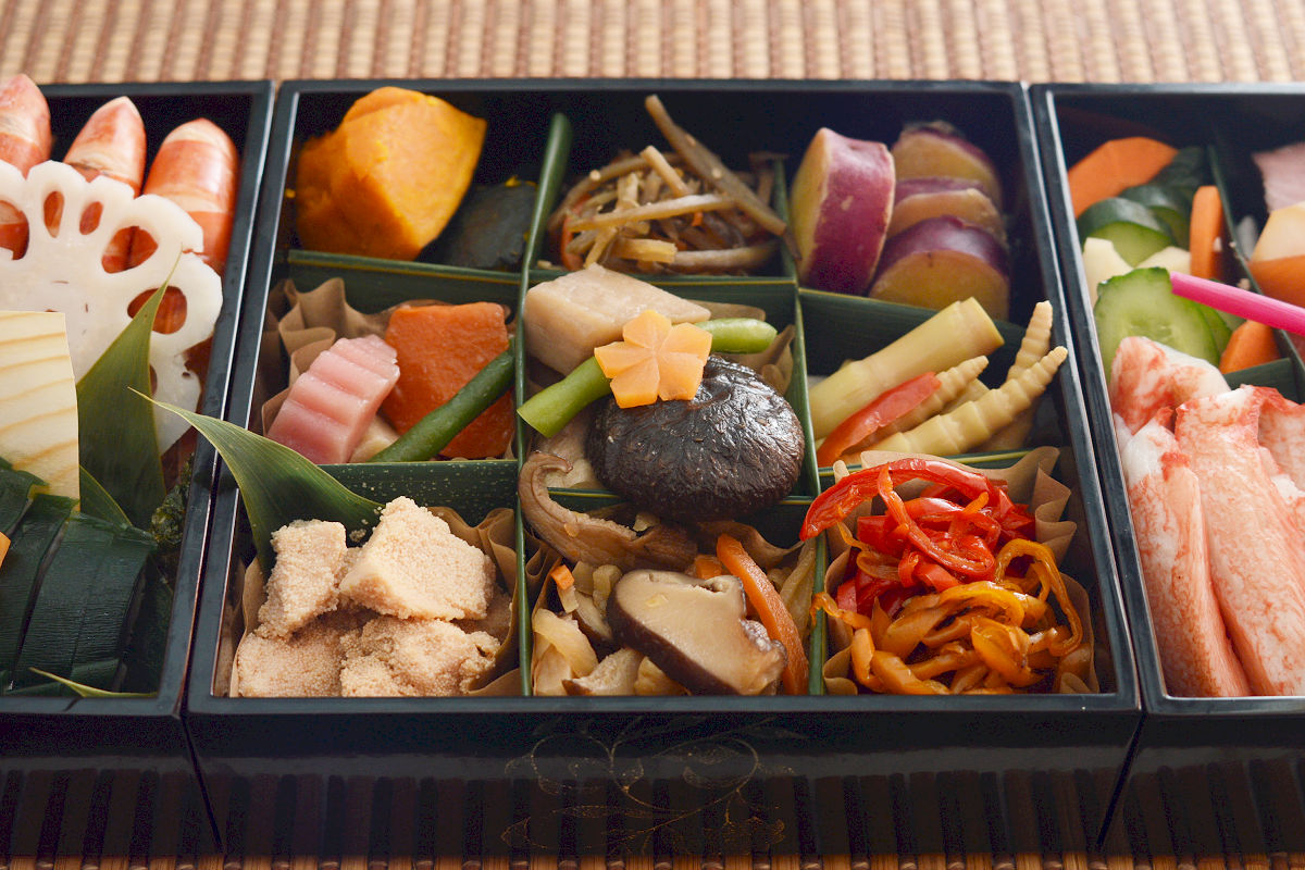 Lacquerware, with its beautiful luster, is one of the traditional Japanese crafts and has a history of 9,000 years. Osechi-ryori in a lacquer-ware Jubako box will make it look more appropriate for your special occasion.
