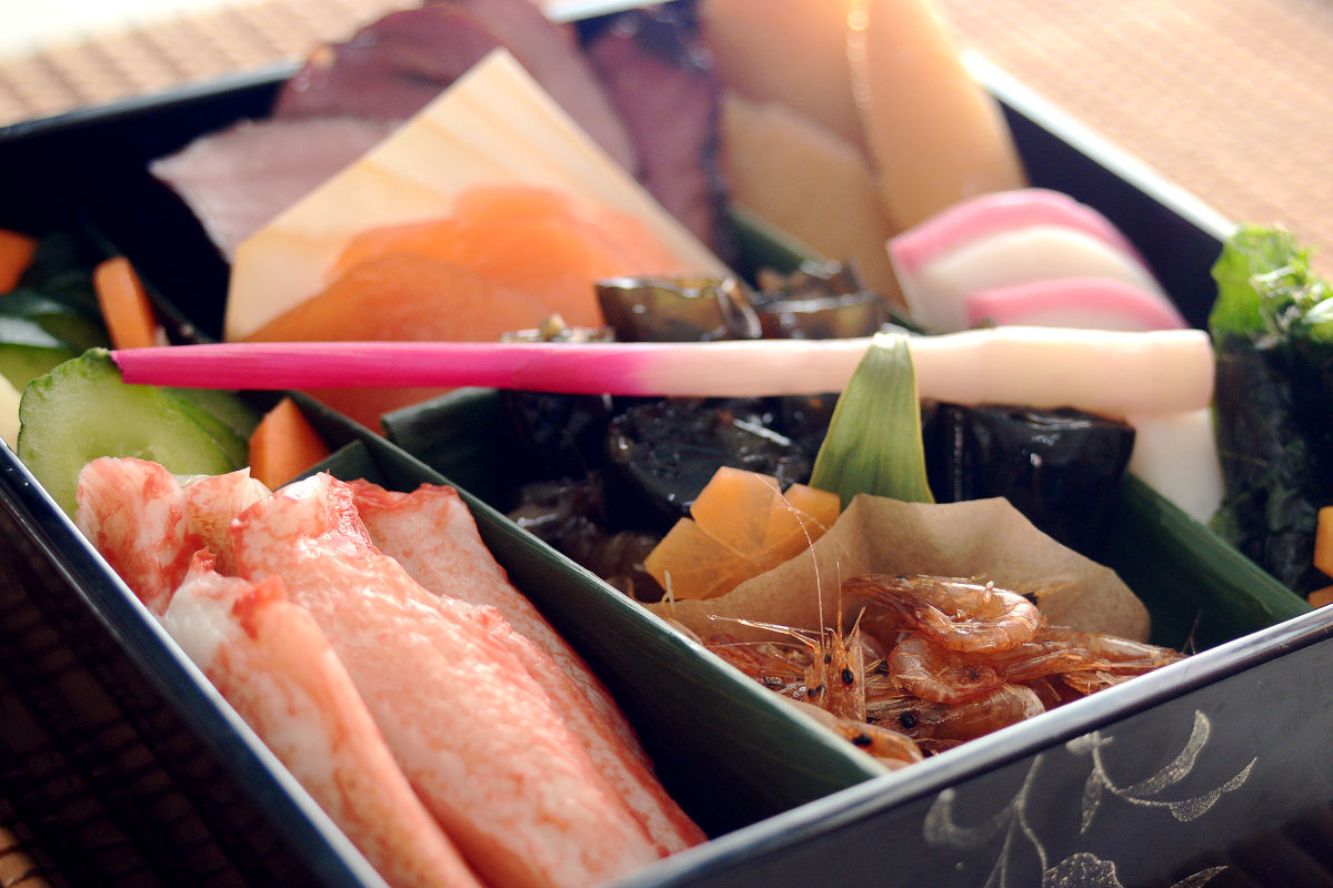 Here are the standard menus for Iwaizakana, Kuchidori, Yakimono, Sunomono, and Nimono. These are traditional Japanese dishes for Osechi-ryori, but some ingredients may not be available in your area. In that case, please arrange them flexibly using your local ingredients.