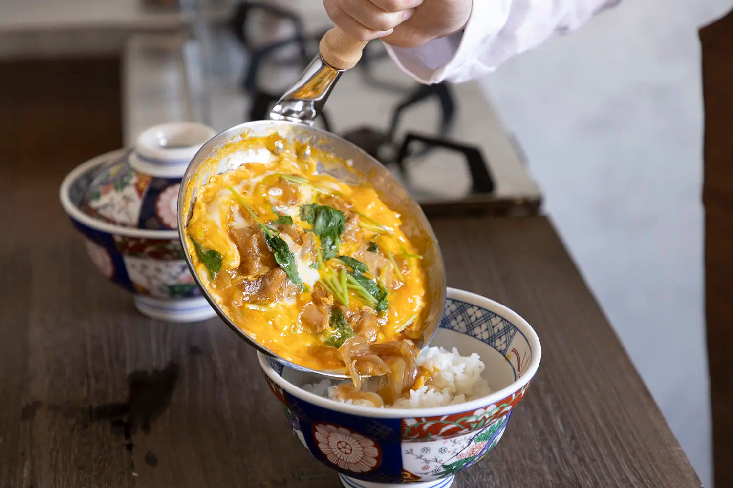 Serving oyakodon