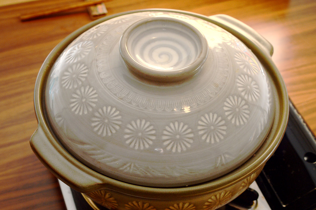 Hot pot cooking is a dish in which the ingredients and broth are simmered in an earthenware pot, and the soup is enjoyed with the ingredients and the broth from the ingredients, and after the ingredients are finished, rice, Chinese noodles, udon noodles, or somen noodles are added.