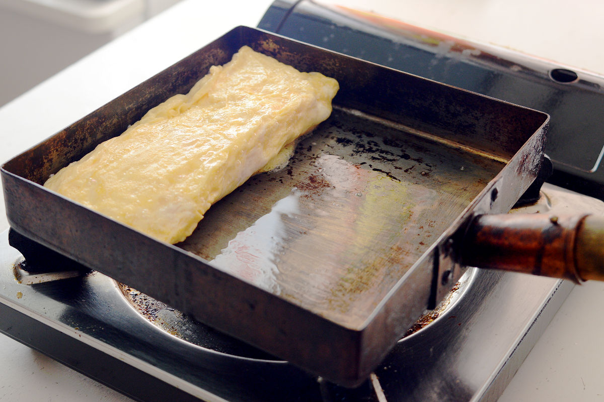 Make a thick omelette and cut it into long, thin strips so that it is easy to roll up. It is convenient to use an omelette pan.