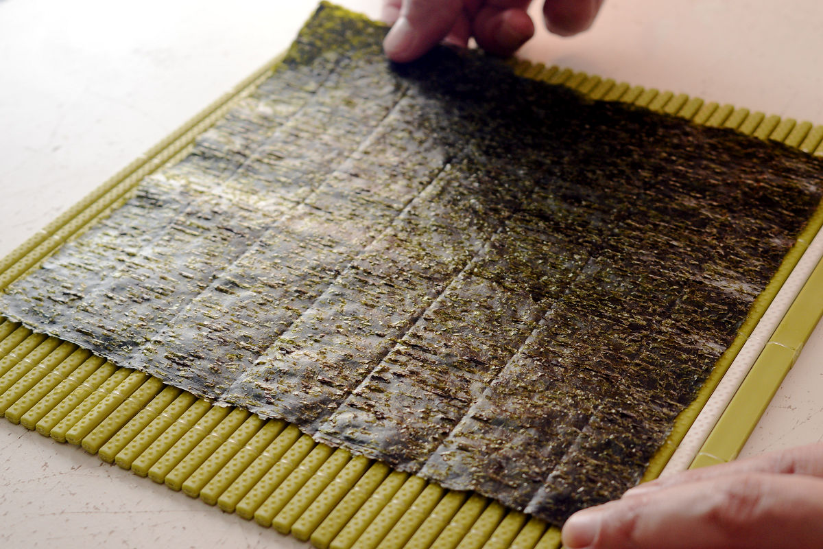 When all the fillings are ready, finally roll up Eho-maki. First, place the nori on the Makisu. The smooth side of the nori is the front and the rough side is the back. Please set it so that the smooth side is down.