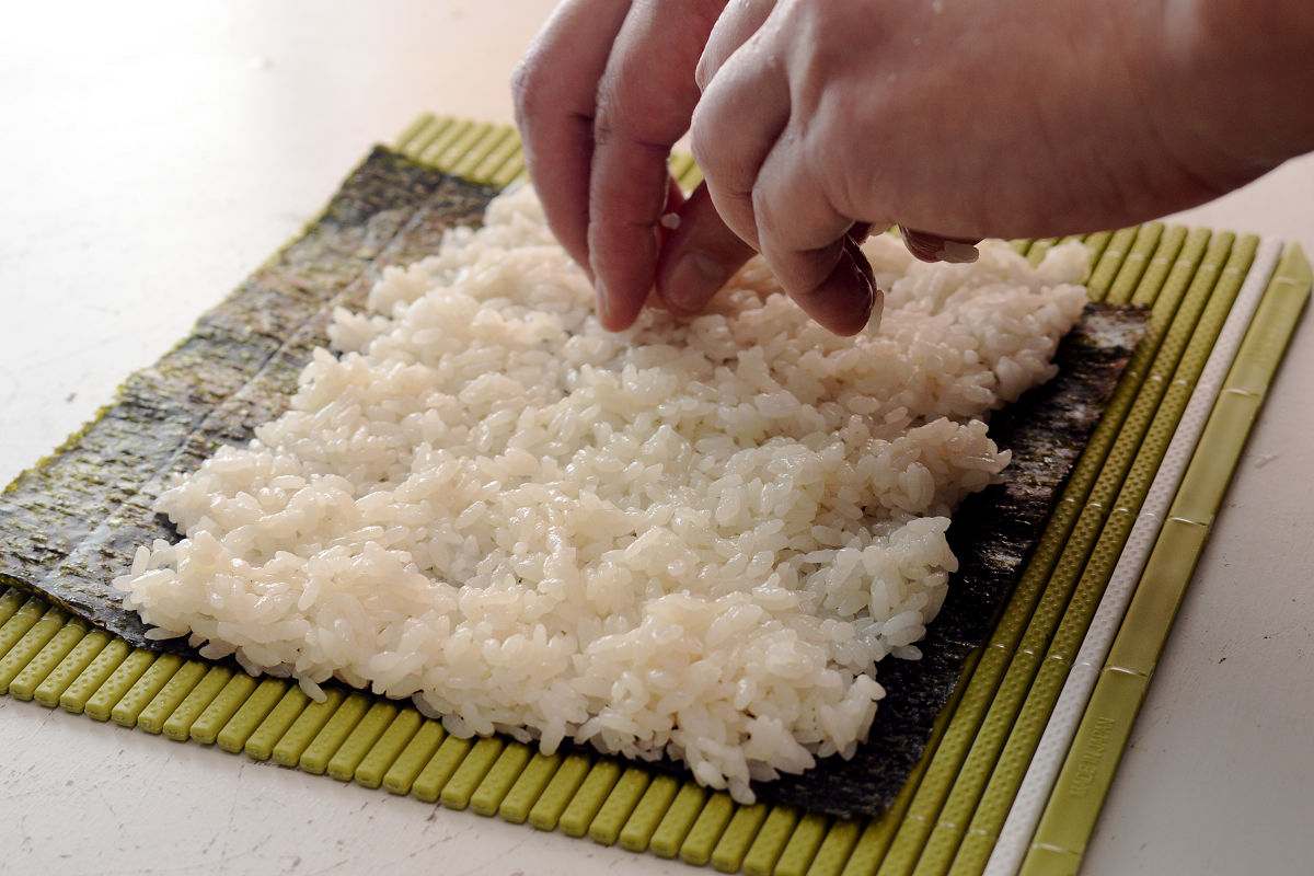 Spread enough sushi rice to cover about 70% of the surface of the nori. This is an important process that determines the beautiful finish of Eho-maki. Please spread it out carefully and as evenly as possible.