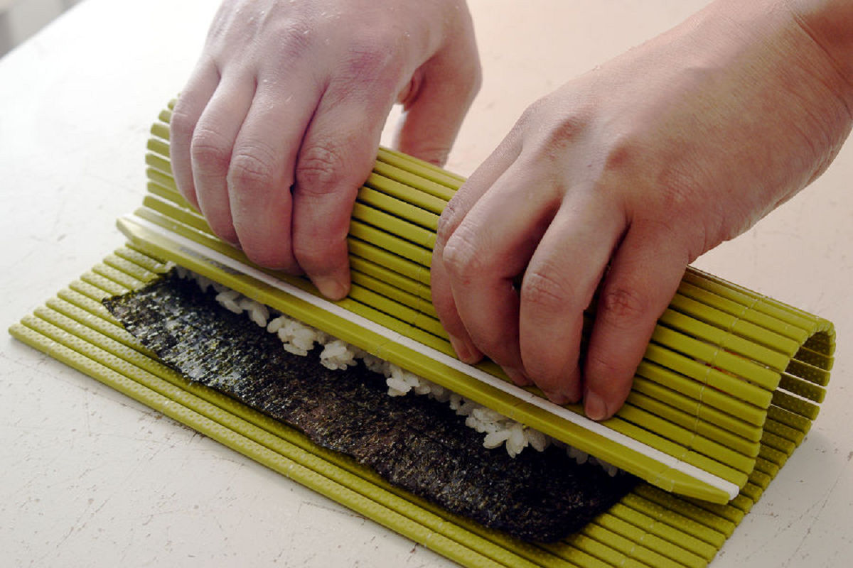 Roll up all the fillings at once, starting from the front, that is the secret to make the beautiful Eho-maki. If you hesitate it, you will not be able to roll it up neatly.