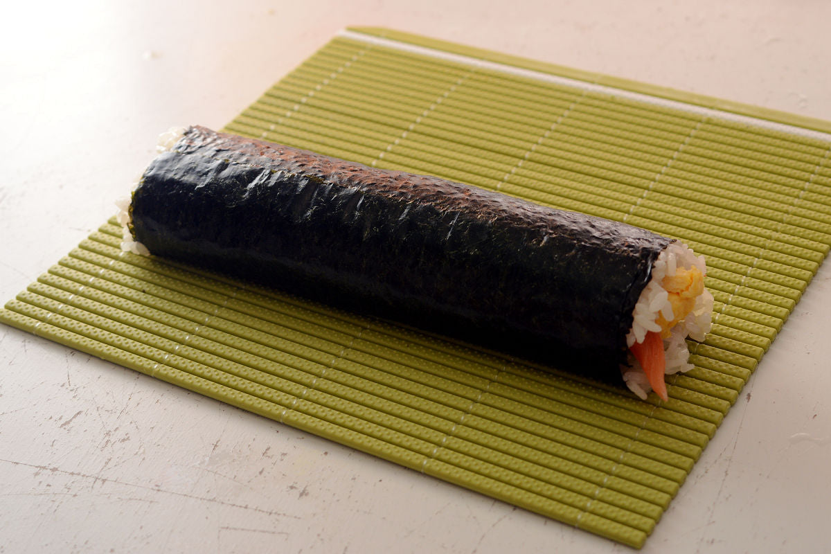 People would generally bite into a whole Eho-maki. If it is hard to eat, cut it into bite-size pieces with a knife.
