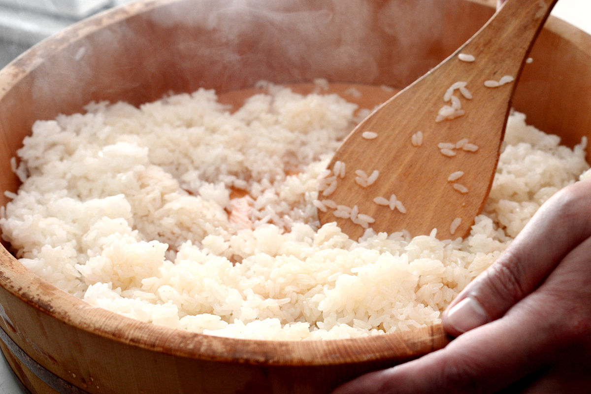 Pour sushi vinegar (a mixture of 3 tablespoons of rice vinegar, 2 tablespoons of sugar, and 1/2 teaspoon of salt, all not included in the quantity) over freshly cooked rice evenly. Mix with a rice scoop to avoid crushing the rice grains.