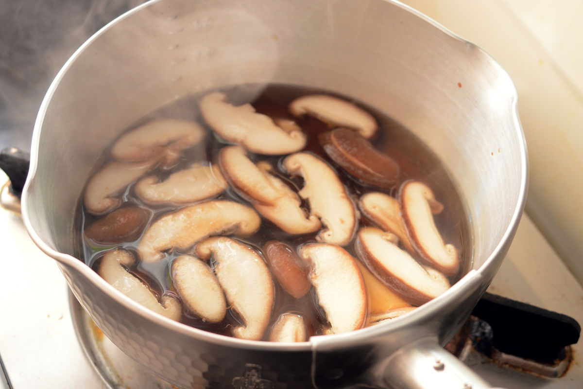 Cut cucumbers and shiso leaves into thin strips lengthwise. Please adjust the thickness of the vegetables as you like. Remove stems of shiitake mushrooms, slice, and cook with a seasoning mixture of soy sauce, sake, sugar, and water (all not listed).