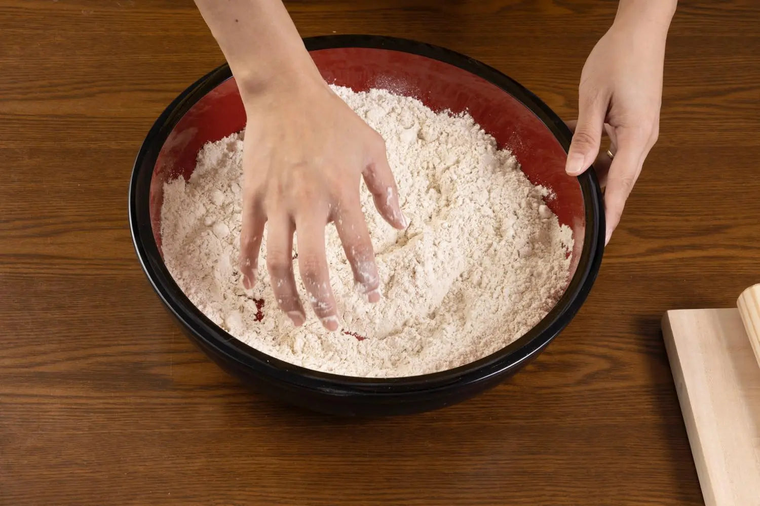 Mixing the flour together