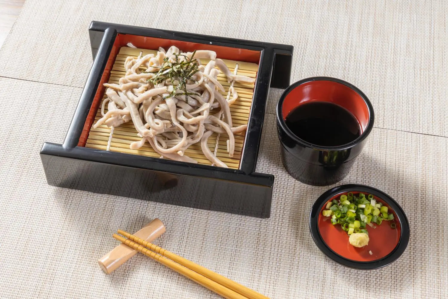 Cooked soba with mentsuyu and chopped green onions