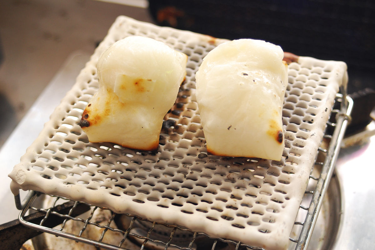 Grill the rice cakes in an oven toaster or ceramic grill.