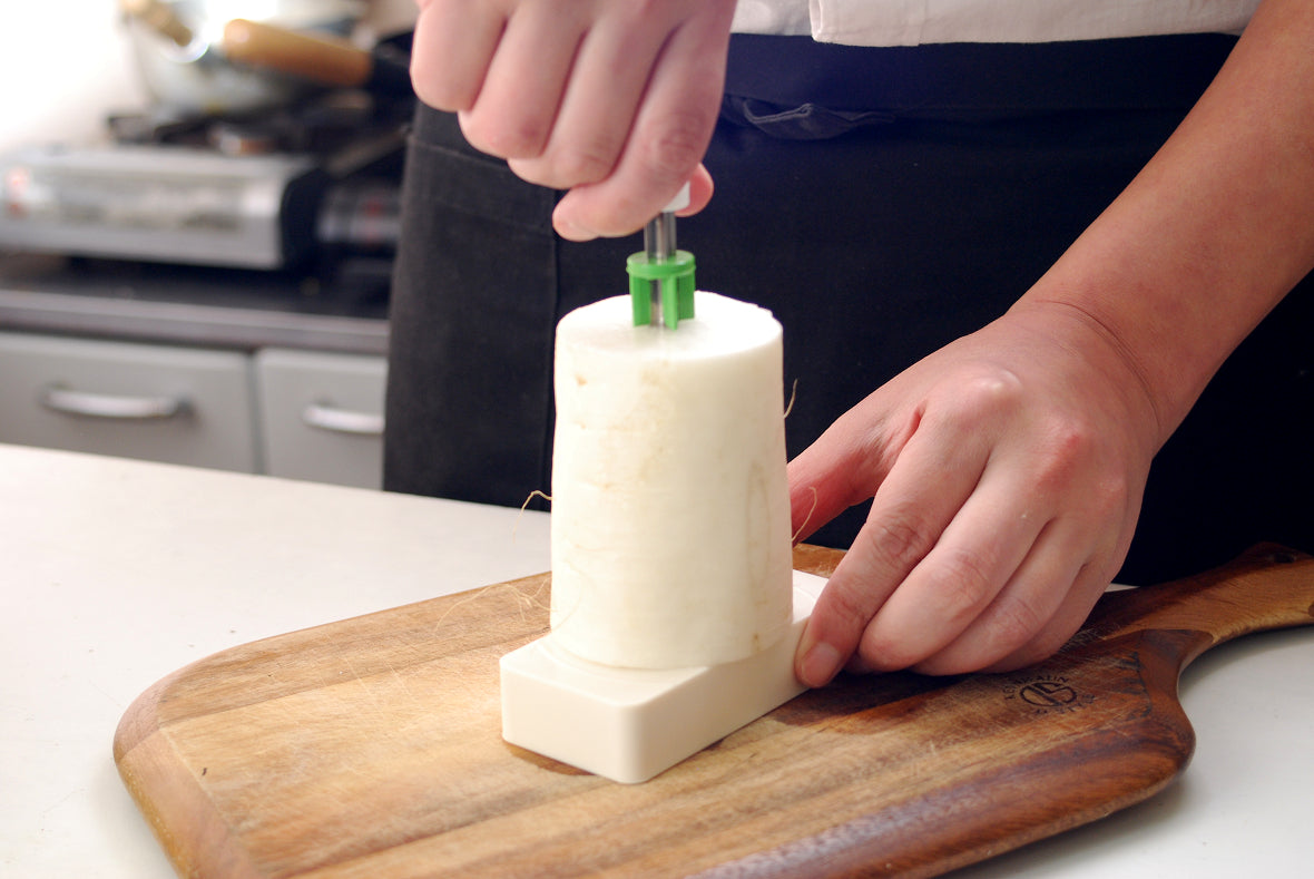 Insert the shaft attached to the adaptor into the core of radish.