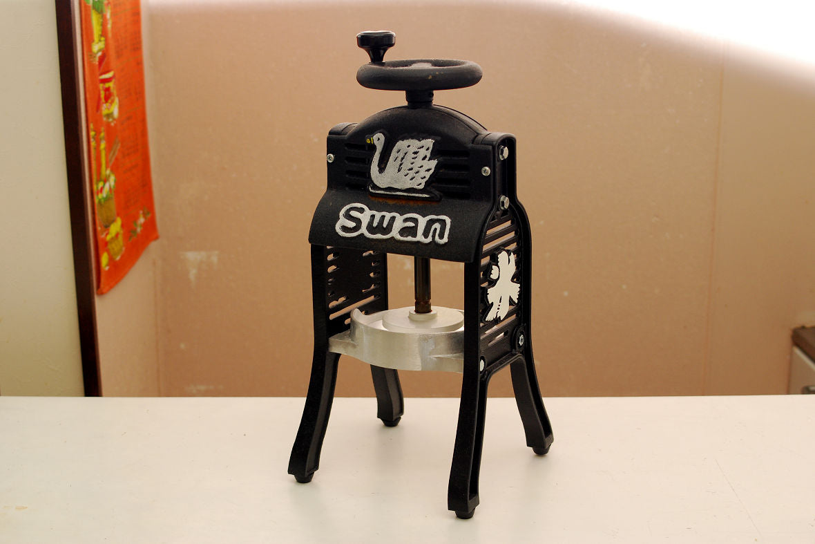 Black Swan is a manual shaved ice machine that is manufactured by Ikenaga Iron Works, Co., Ltd.