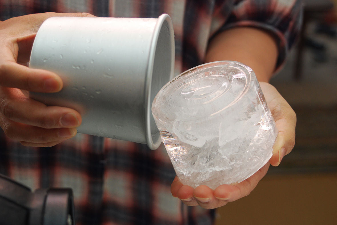 Take the ice out of the tray and put it in the shaved ice machine.