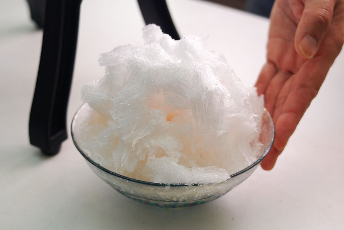 Rotate the handle clockwise, and the shaved ice will pile up in the bowl.