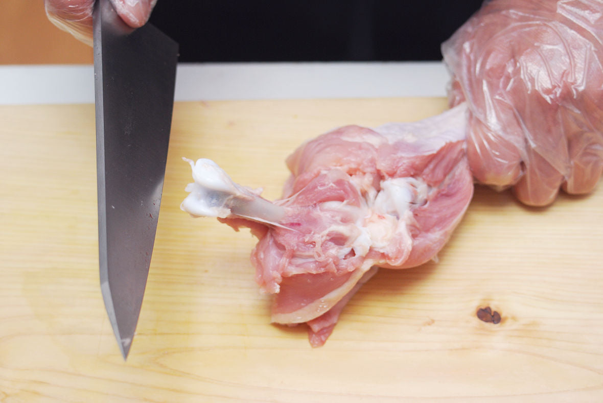 Knife to cut outlet chicken