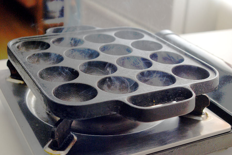 https://cdn.shopify.com/s/files/1/1610/3863/files/How_to_handle_the_iron_takoyaki_cooker_2.jpg?v=1656060144